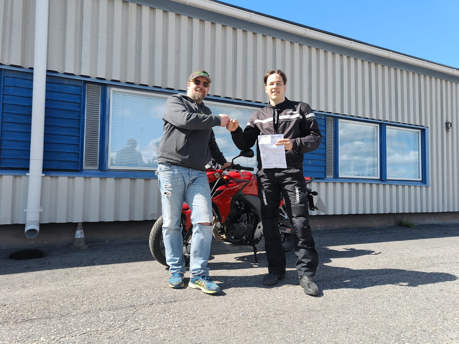 Lappi Areenan isännälle moottoripyöräkortti Autokoulu S. Nuutiselta